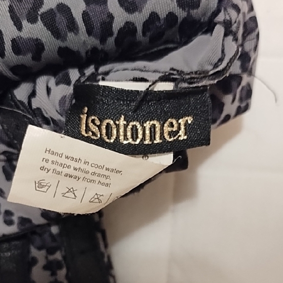 Isotoner Black and Gray Patterned Gloves - Picture 3 of 8